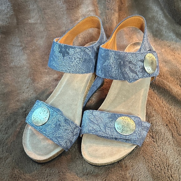TAOS  Carousel 2 Blue Floral Leather Wedge Sz 7/7.5 - Picture 1 of 13